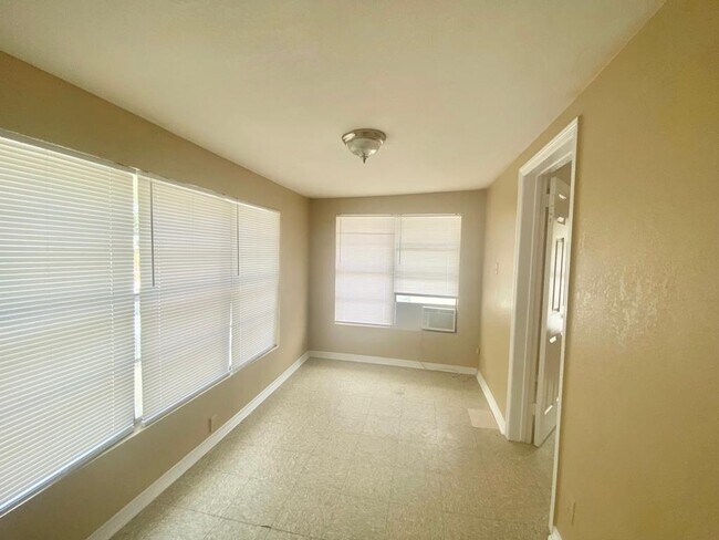 Foto del edificio - 1925 Ebony Ave