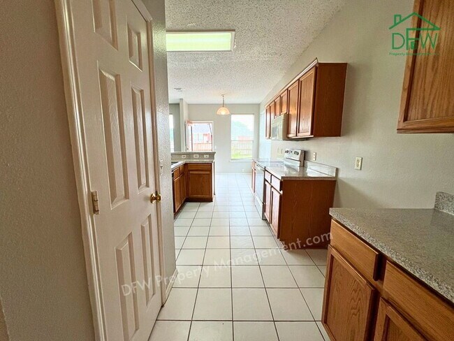 Foto del edificio - Spacious 5-Bedroom, 3.5-Bathroom Home for Lease in Denton, TX