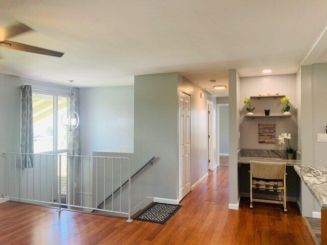 Foto del edificio - Spacious upstairs unit. Large Living area. Parking Available