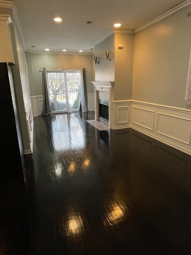 Building Photo - 5852 S Prairie Ave
