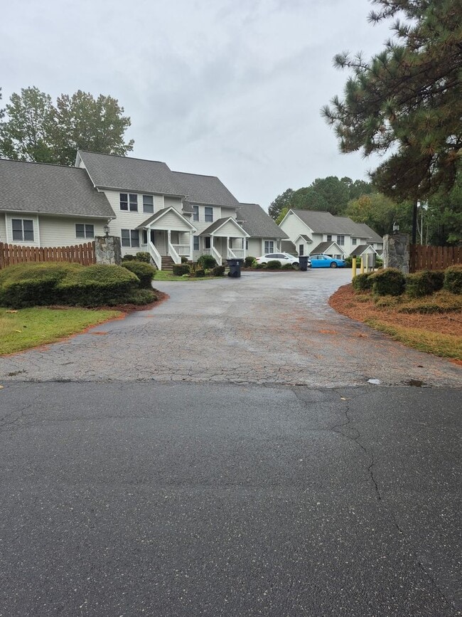 Building Photo - 4701-4733 Fairway Dr