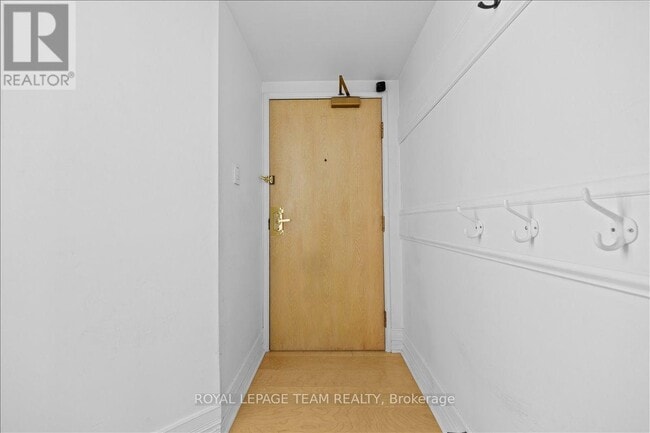 Building Photo - 10 Clarence St.