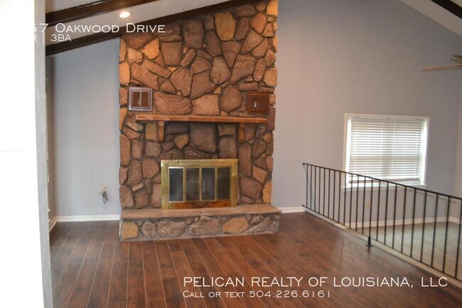 Building Photo - 657 Oakwood Dr