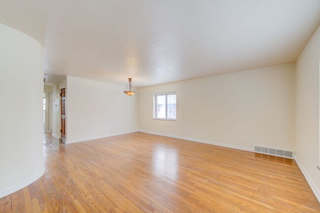 Building Photo - (144) 1154-58 Moorlands Dr.