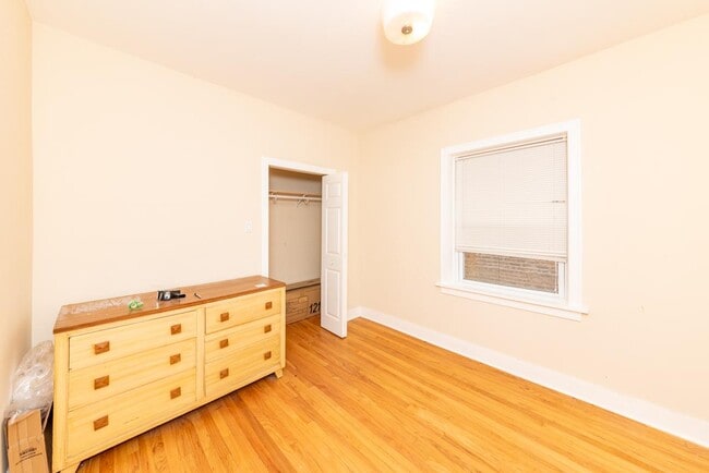 Building Photo - 3 bedroom in Chicago IL 60625