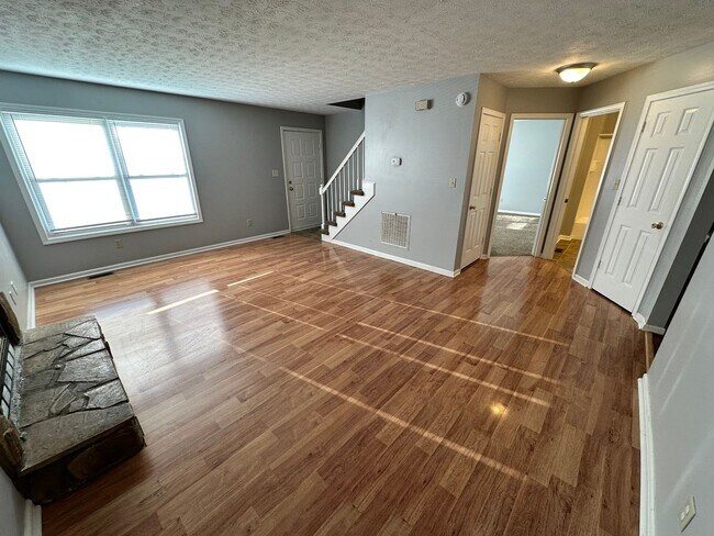 Foto del edificio - Nice 3 BR, 2 Bath Home! HW & Carpet Floors, Attached Garage, Fenced Backyard, Pets Ok!