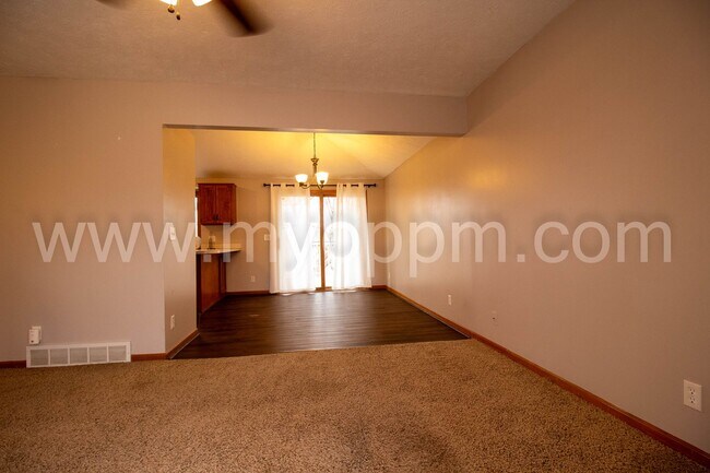 Foto del edificio - Must See! Well maintained 3 Bedrooms 2.5 B...