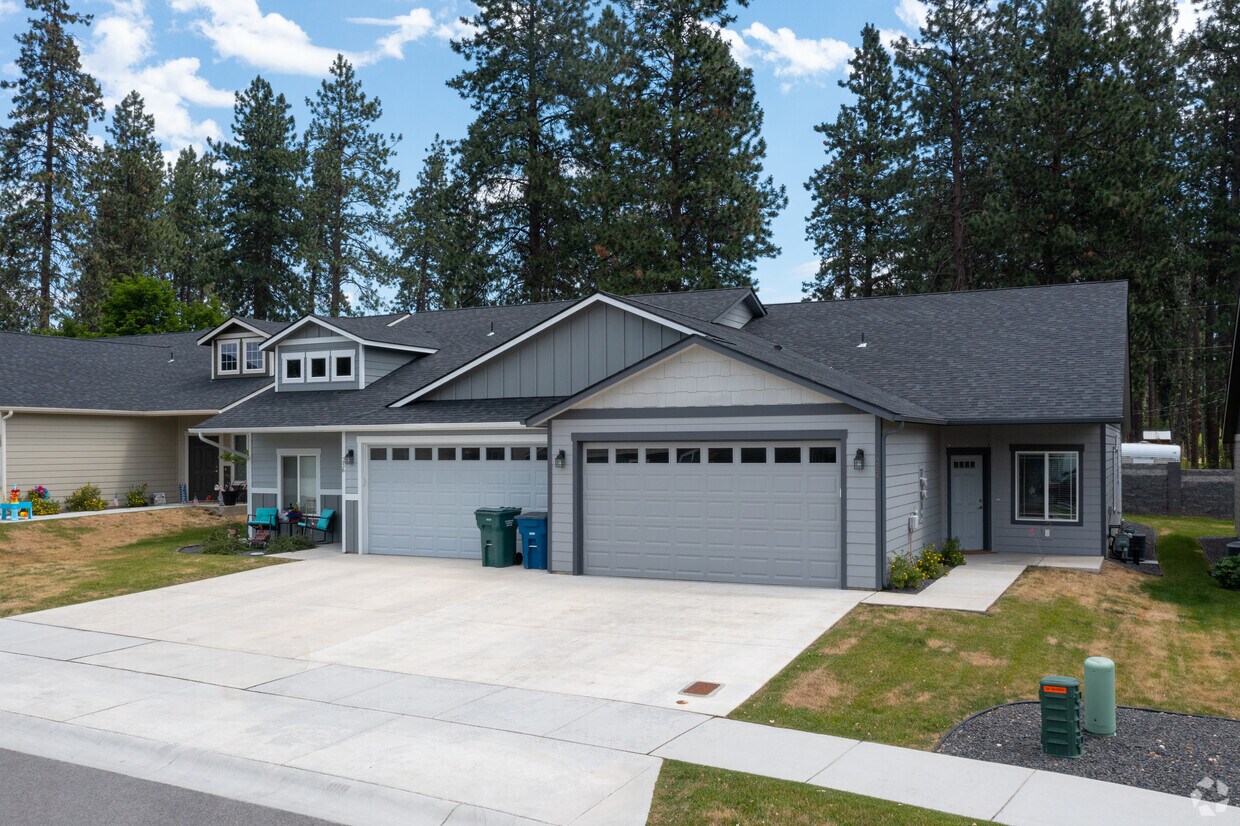 Primary Photo - Maplewood Villas
