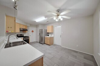 Building Photo - 8016 Golf Green Cir