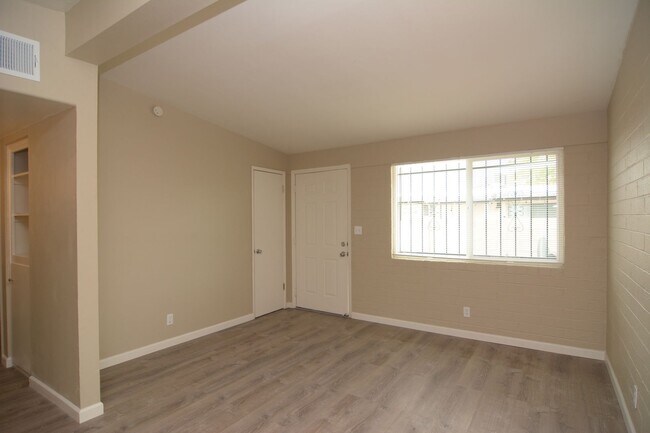 Foto del edificio - Remodeled 2 Bedroom 1 Bath Triplex! Close to the UofA!