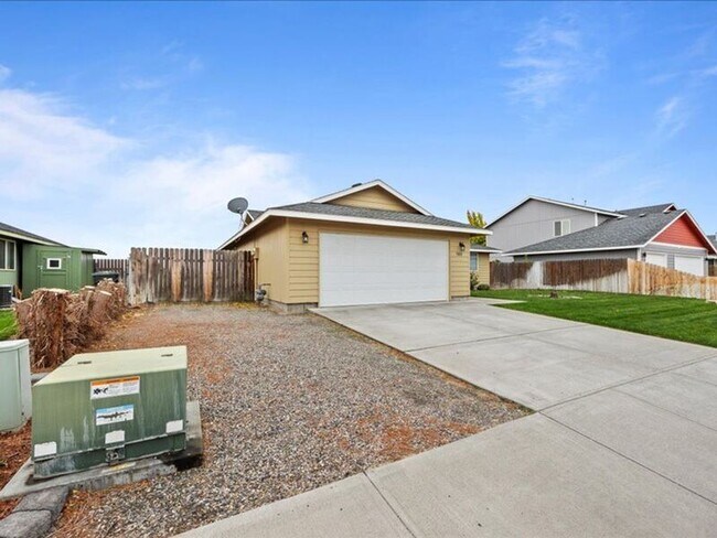 Foto del edificio - 7912 Quadra Dr