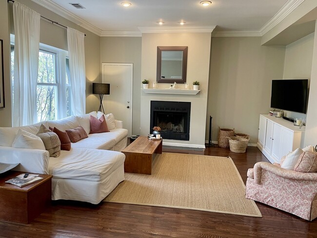 Building Photo - 916 W Wisconsin St