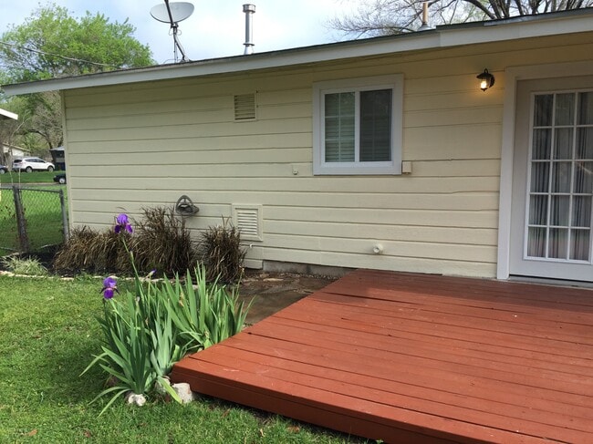 Building Photo - 1405 Green Forest Dr