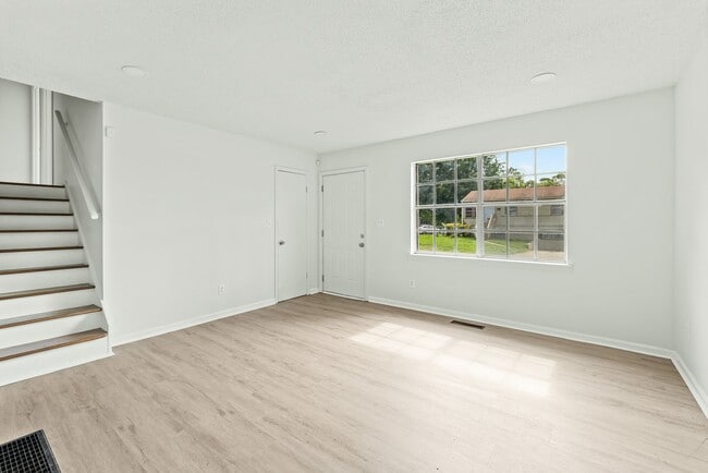 Building Photo - Spacious beautiful 4-bedroom 2.5 bath home
