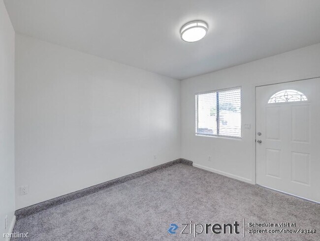 Building Photo - 2 br, 1 bath Triplex - 425 East Hermosa St...