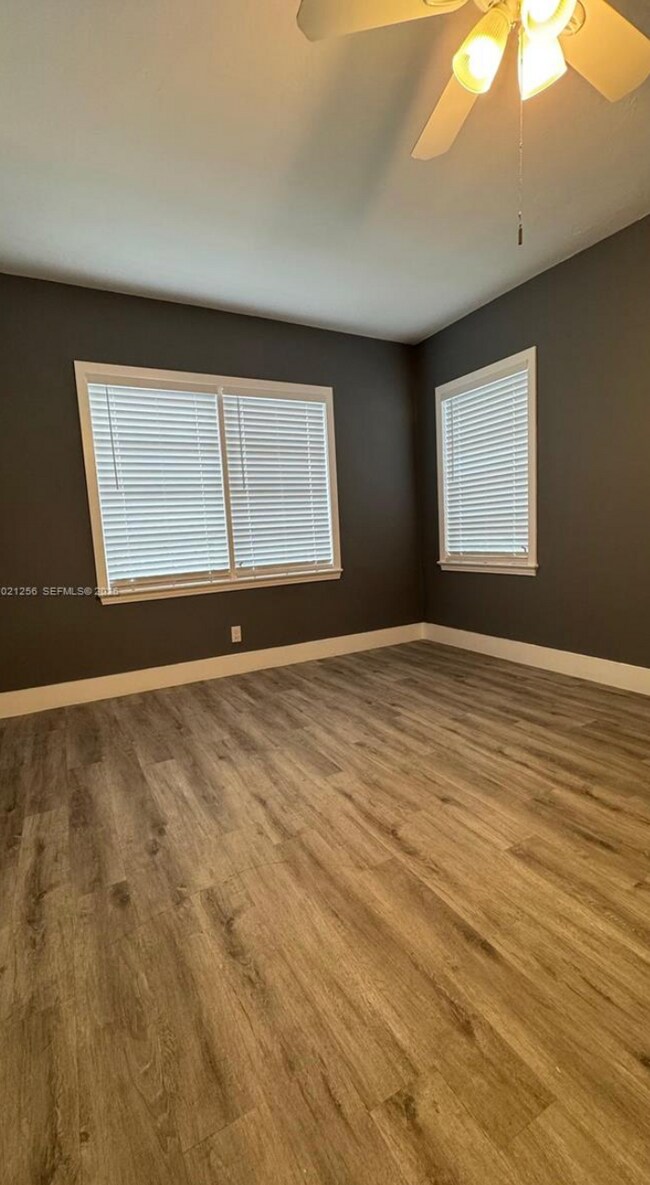 Foto del edificio - 820 SE 12th Ct
