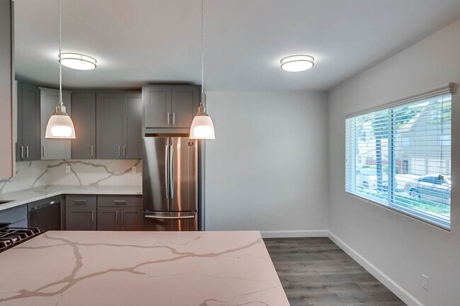 Foto del interior - Retro Style Apartment Building with Pool and Gym - Secure, Modern and Lease-Ready!