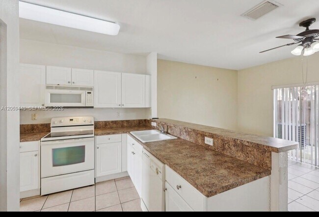 Foto del edificio - 1650 NE 33rd Rd