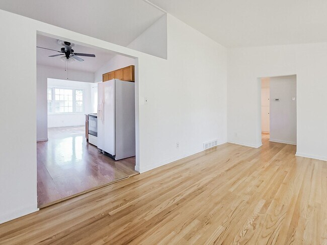 Foto del edificio - Introducing a charming 3-bedroom, 1.5-bath...