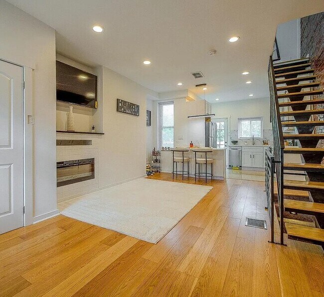 Photo - 913 S Yewdall St House