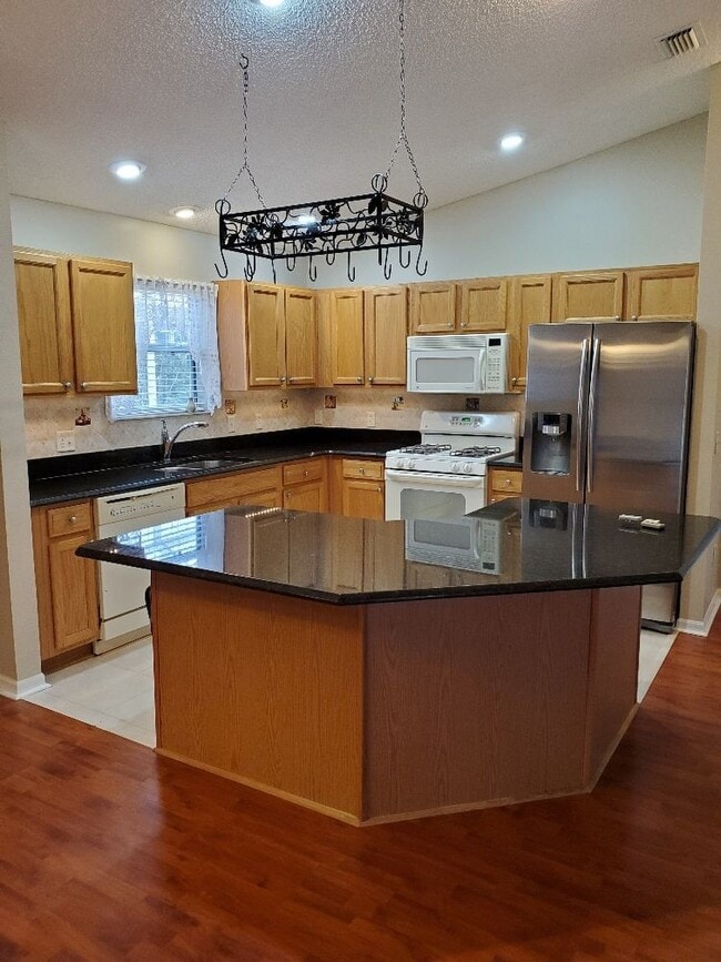Building Photo - 2162 Broxton Pl