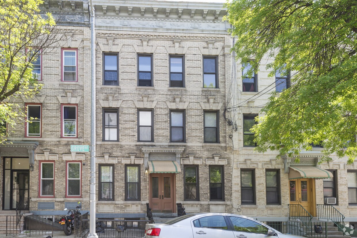 Primary Photo - 1920 Grove St