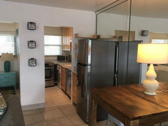 Building Photo - 555 Banyan Tree Ln