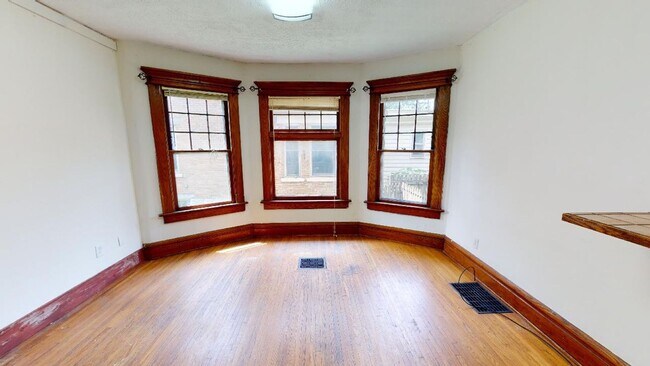 Foto del edificio - 5 BEDROOMS + 2.5 FULL BATHROOMS Single Fam...