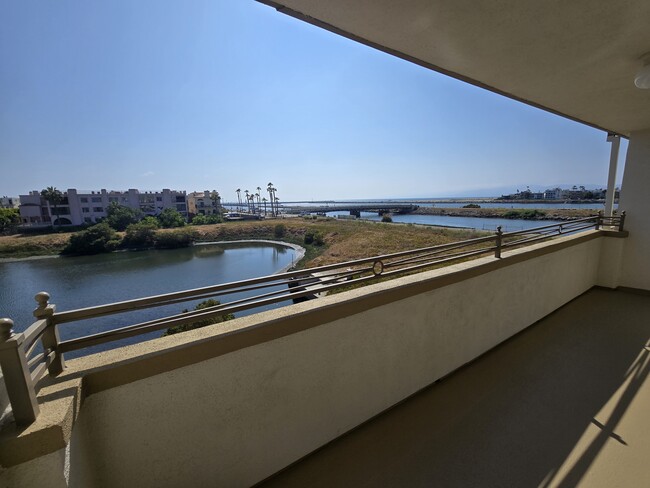 Building Photo - Laguna Del Rey Apartments