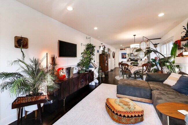 Foto del edificio - 7431 Warren St