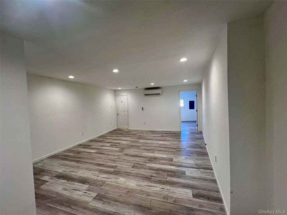 Building Photo - 356 Main St