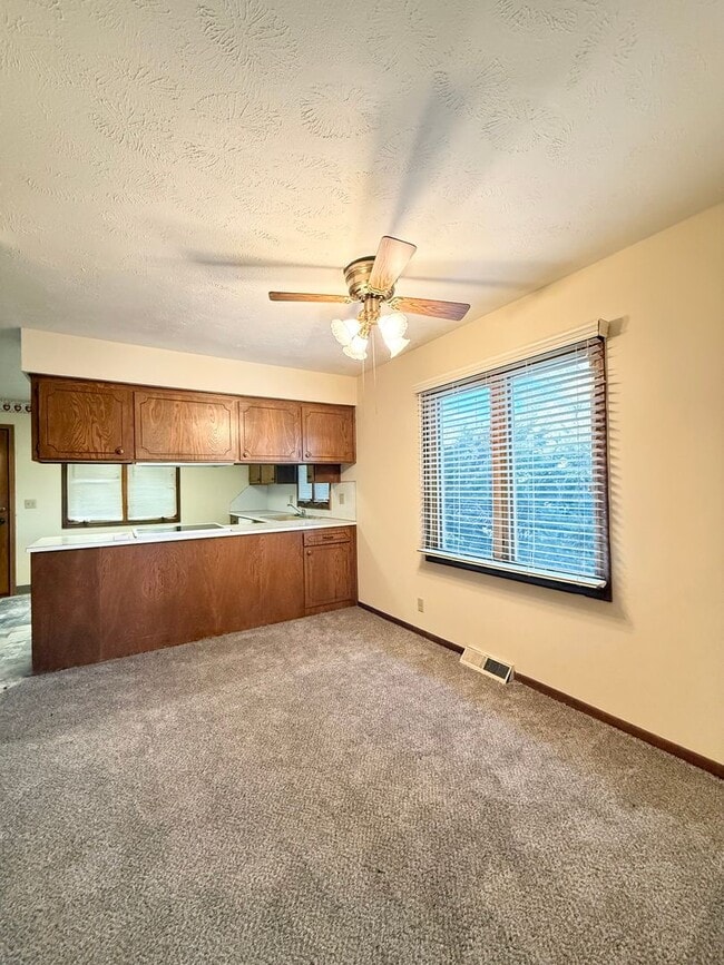 Building Photo - Spacious 3 Bedroom Duplex! Available Now!