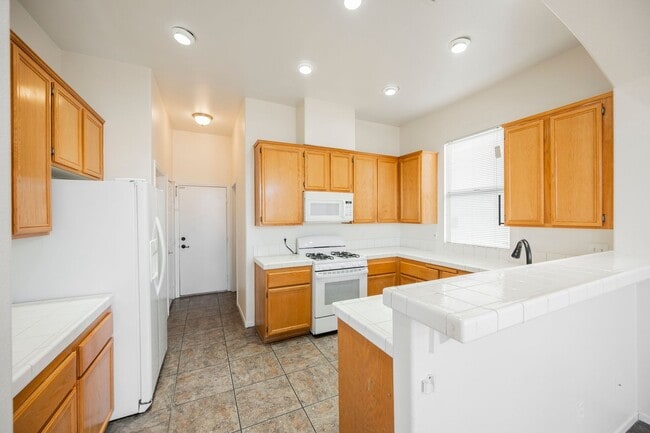 Building Photo - Honey, I’m Home! This Lovely 3 Bedroom, Two-Story Home Is Located In Summerlin.