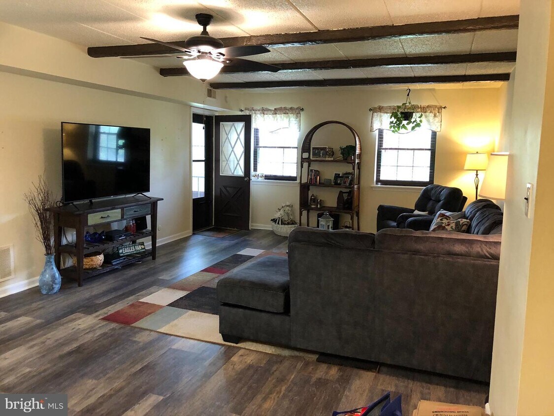 166 Riversedge Dr Unit 166, Norristown, PA 19403 Room for Rent in