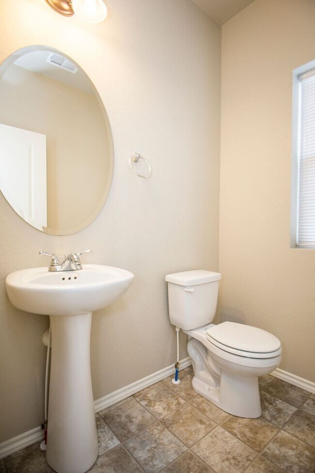 Foto del edificio - Spacious 3 Bedroom Single-Family Home with Modern Features