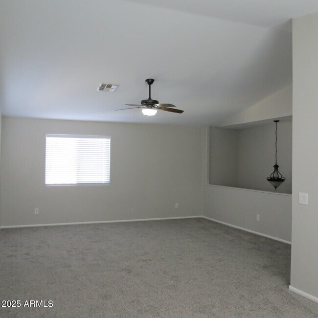 Foto del edificio - 40106 W Thornberry Ln