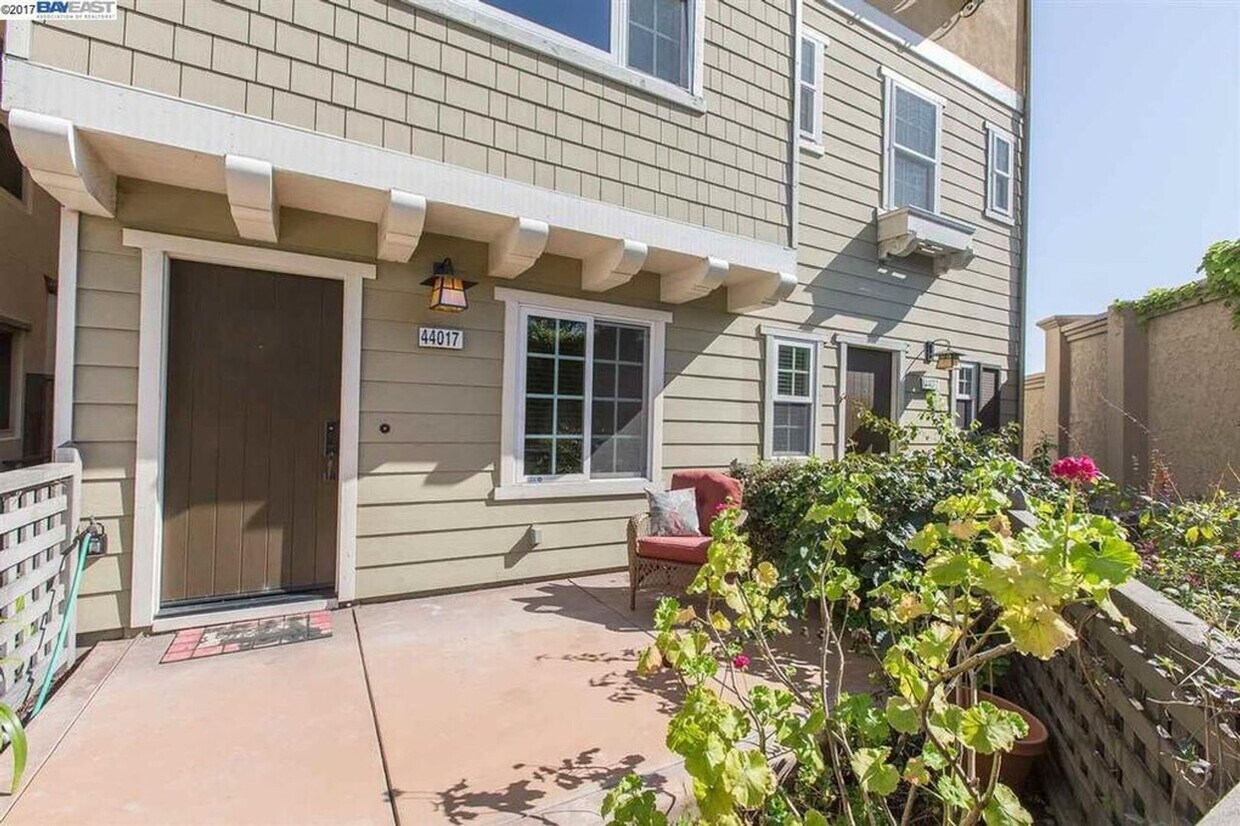 Primary Photo - Beautiful and Spacious 3bd plus office/3.5...