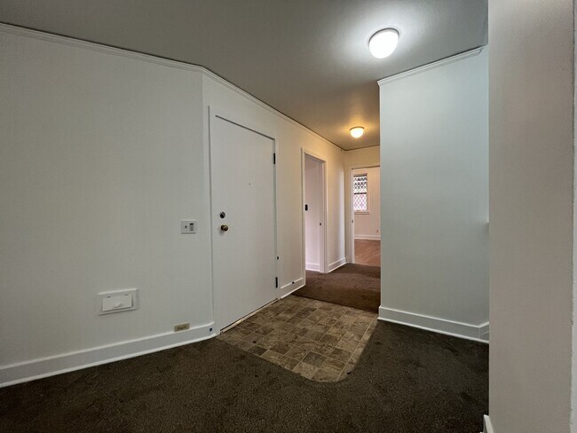 Foto del edificio - Expansive 4BR 2,900+ Sq Ft Home with Theater-Style Living Room & Bonus Hobby Workshop
