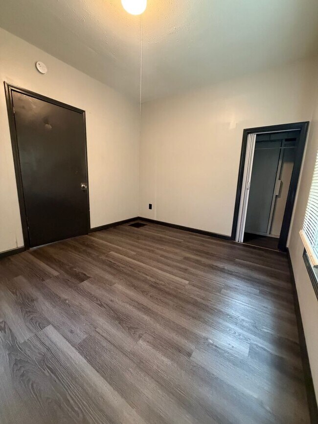 Building Photo - 3 Bed | 1 Bath Home for Rent in Alton – $1,300/Month
