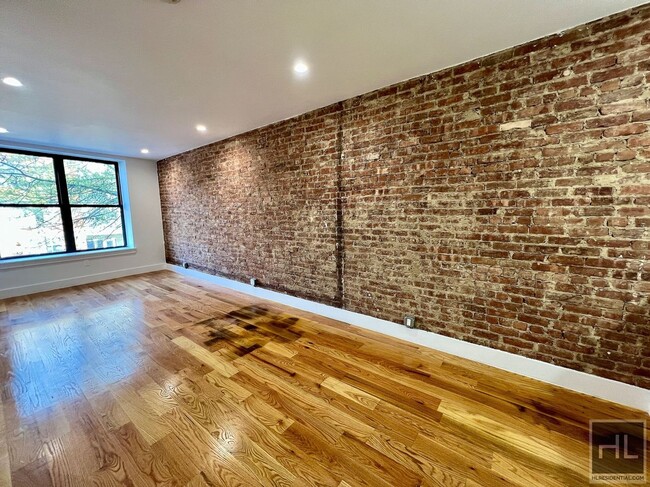 Building Photo - 3BR 2BA Sunny Renovated Floor-Thru In-Unit...