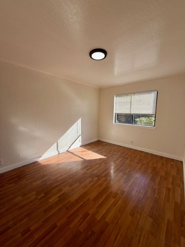 Building Photo - 02360