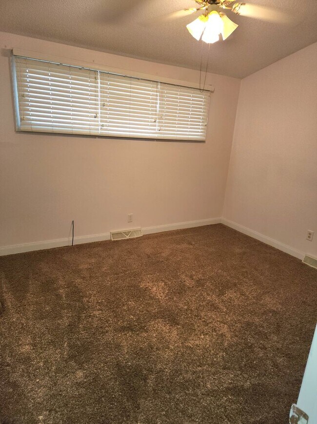 Building Photo - 4 Bedroom, 1 3/4 Bathroom