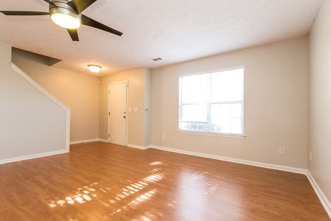 Building Photo - 126 Springbottom Dr SE