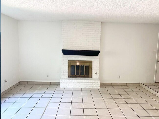 Building Photo - 3404 Dolphin Dr