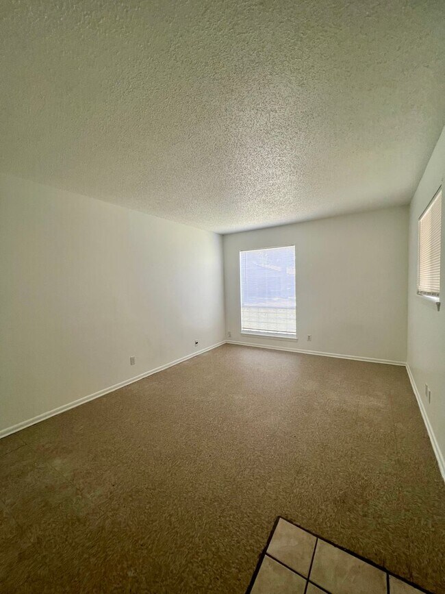 Building Photo - Nice 3 Bedroom / 1.5 Bathroom Home
