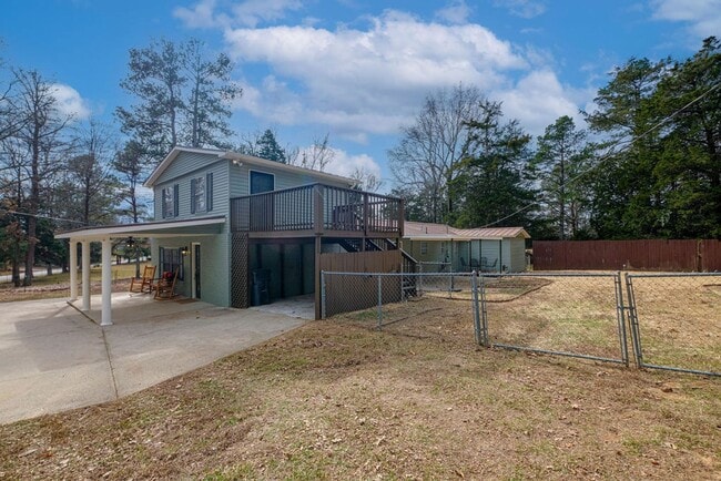 Building Photo - Newly Renovated - Move In Ready Home! 5 Bedrooms 3 Bathrooms