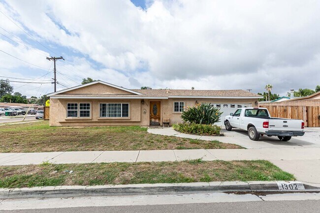 Building Photo - LOOK NO FURTHER! Beautiful 3 Bedroom / 1Ba...