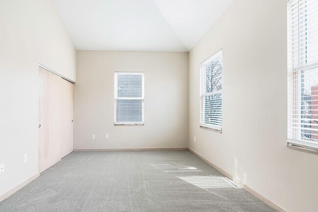 Foto del edificio - New Village Homes & Whitney Young Townhomes