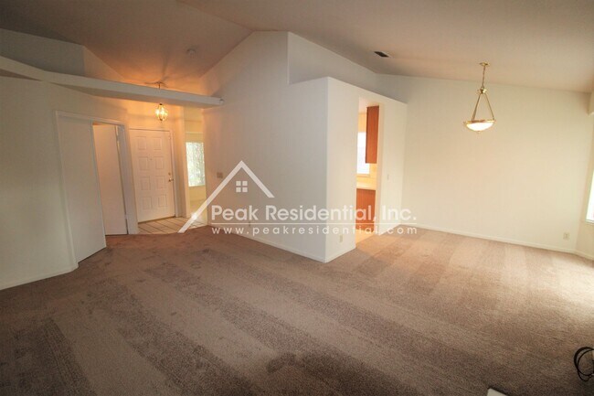 Foto del edificio - Nice 3bd/2ba House with 2 Car Garage near Bell & Rio Linda Blvd