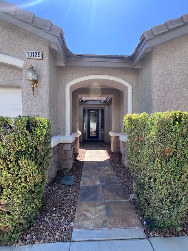 Building Photo - Stunning 4-Bed 3 Car Garage Gated Single S...